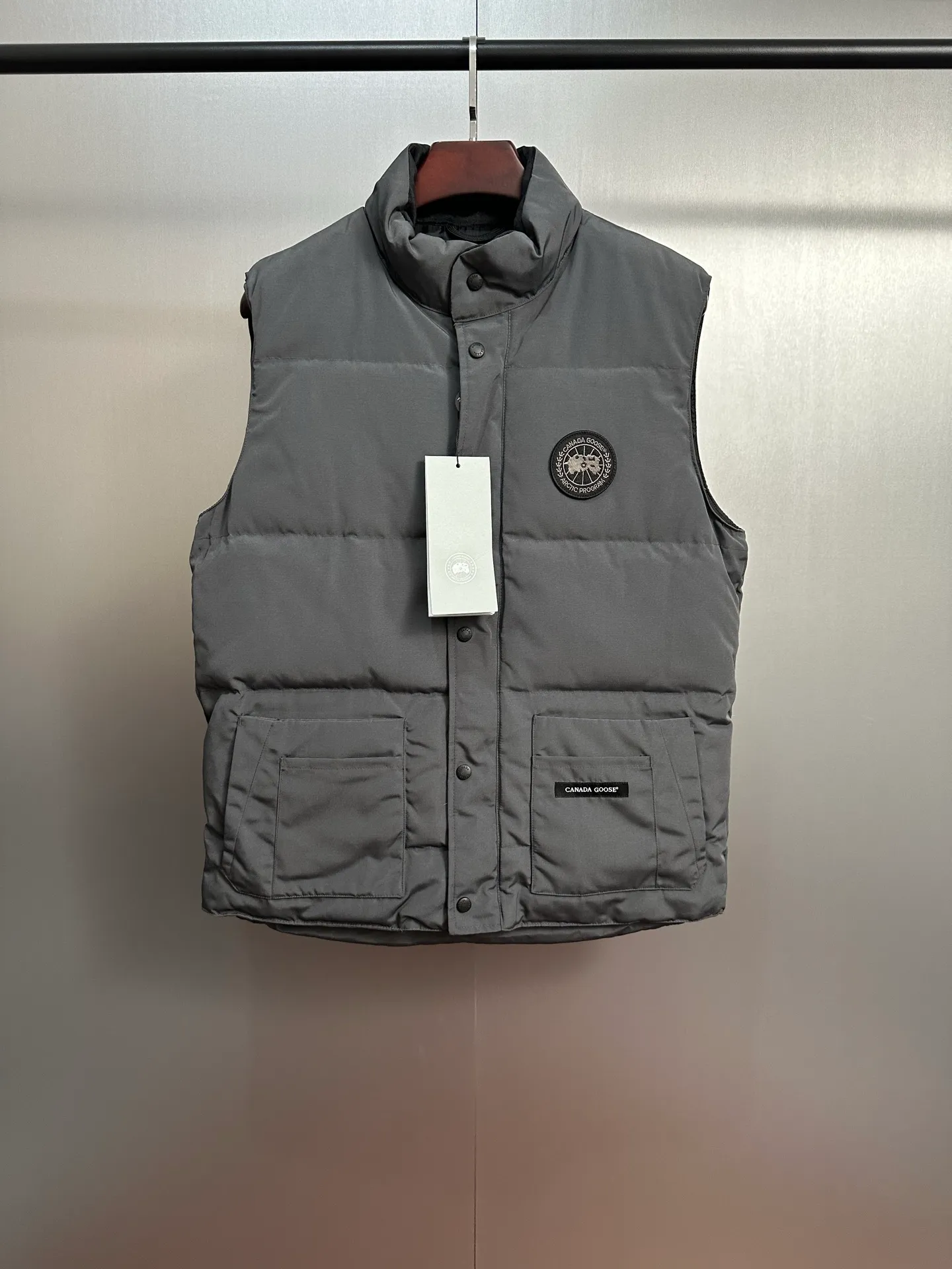 P520 Canada Goose down vest, dark gray and versatile, warm and stylish, easily adaptable to many styles, great for layering in autumn and winter~ There is only one protagonist in autumn and winter every year, and that is the goose. Any other category is a supporting role. Super stylish, simple and versatile, a must-buy item in autumn and winter. This excellent down vest can be freely layered with various clothes, it can be worn with T-shirts, sweaters, sweaters, and thin cotton, and it is made of wear-resistant fabric without being pretentious! Color: black, gray, white Size: XS, S, M, L, XL, XXL